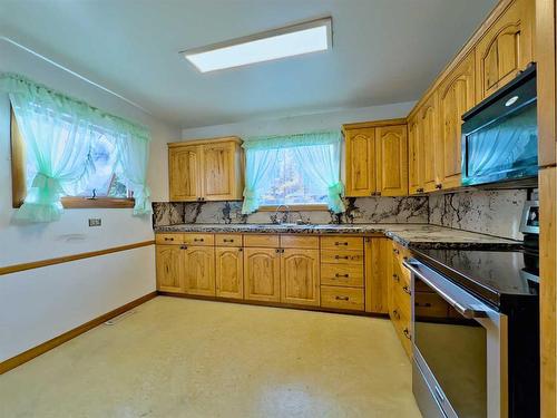 1302 83 Street, Coleman, AB - Indoor Photo Showing Kitchen