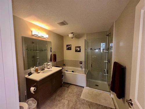 #3-47 Aquitania Circle West, Lethbridge, AB - Indoor Photo Showing Bathroom