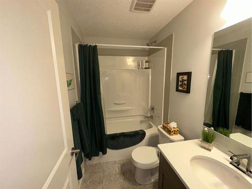 #3-47 Aquitania Circle West, Lethbridge, AB - Indoor Photo Showing Bathroom