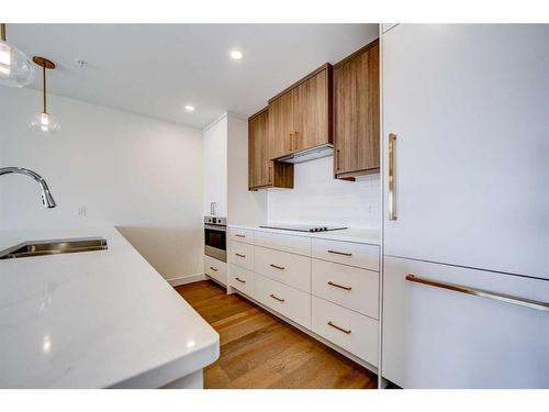 224-102 Scenic Drive North, Lethbridge, AB - Indoor Photo Showing Kitchen With Double Sink