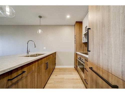 318-102 Scenic Drive North, Lethbridge, AB - Indoor Photo Showing Kitchen With Double Sink