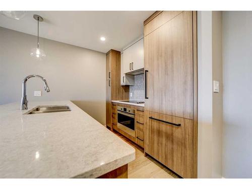 318-102 Scenic Drive North, Lethbridge, AB - Indoor Photo Showing Kitchen With Double Sink