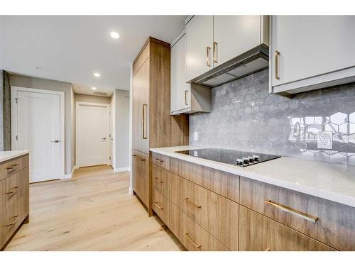 321-102 Scenic Drive North, Lethbridge, AB - Indoor Photo Showing Kitchen With Upgraded Kitchen