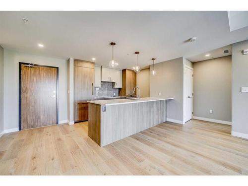 321-102 Scenic Drive North, Lethbridge, AB - Indoor Photo Showing Kitchen