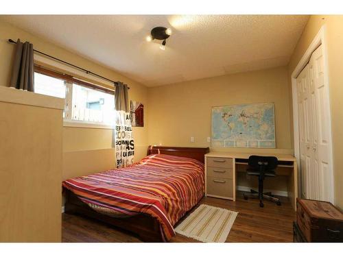 148 Lafayette Boulevard West, Lethbridge, AB - Indoor Photo Showing Bedroom