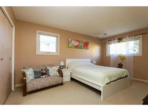 148 Lafayette Boulevard West, Lethbridge, AB - Indoor Photo Showing Bedroom