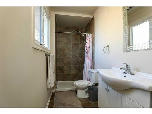 148 Lafayette Boulevard West, Lethbridge, AB - Indoor Photo Showing Bathroom