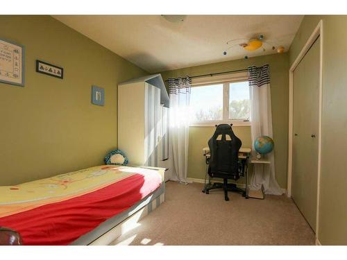 148 Lafayette Boulevard West, Lethbridge, AB - Indoor Photo Showing Bedroom