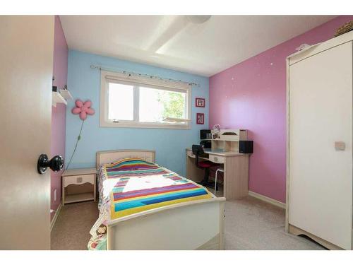 148 Lafayette Boulevard West, Lethbridge, AB - Indoor Photo Showing Bedroom