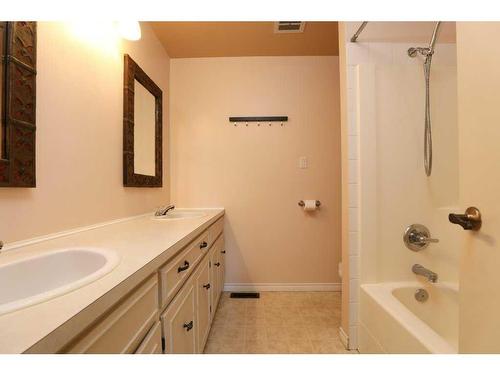 148 Lafayette Boulevard West, Lethbridge, AB - Indoor Photo Showing Bathroom