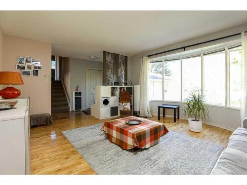 148 Lafayette Boulevard West, Lethbridge, AB - Indoor Photo Showing Living Room