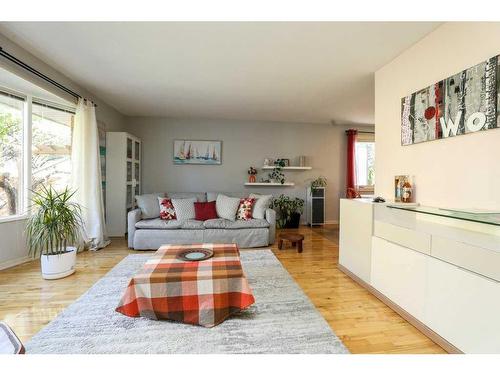 148 Lafayette Boulevard West, Lethbridge, AB - Indoor Photo Showing Living Room