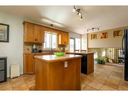 148 Lafayette Boulevard West, Lethbridge, AB - Indoor Photo Showing Kitchen