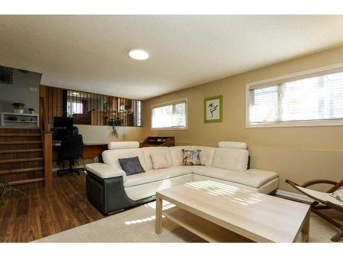 148 Lafayette Boulevard West, Lethbridge, AB - Indoor Photo Showing Living Room