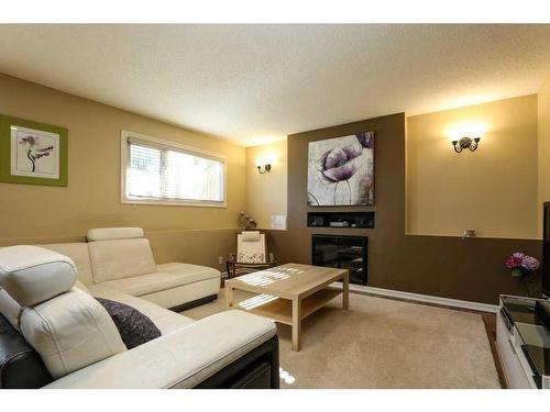 148 Lafayette Boulevard West, Lethbridge, AB - Indoor Photo Showing Living Room