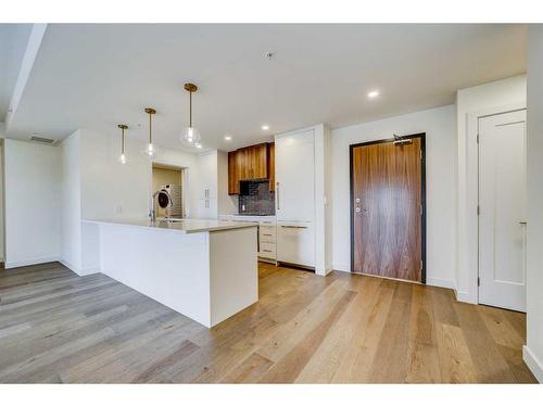 325-102 Scenic Drive North, Lethbridge, AB - Indoor Photo Showing Kitchen