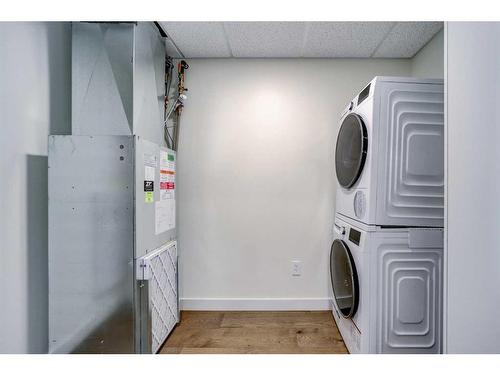 325-102 Scenic Drive North, Lethbridge, AB - Indoor Photo Showing Laundry Room