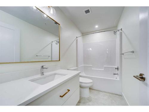 325-102 Scenic Drive North, Lethbridge, AB - Indoor Photo Showing Bathroom