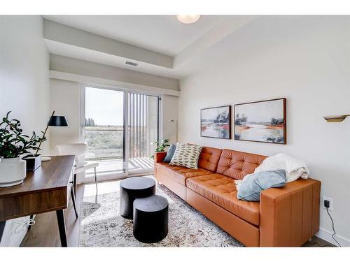 327-102 Scenic Drive North, Lethbridge, AB - Indoor Photo Showing Living Room