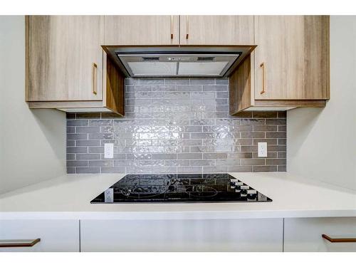 327-102 Scenic Drive North, Lethbridge, AB - Indoor Photo Showing Kitchen