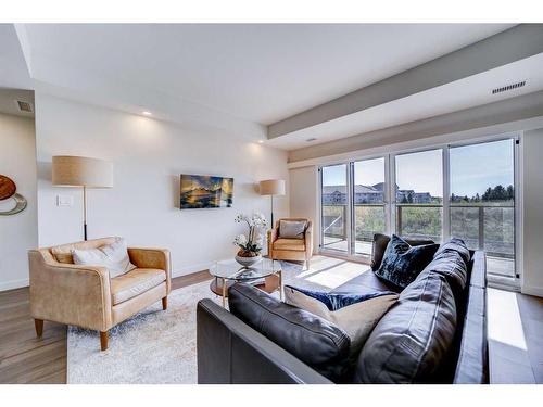 327-102 Scenic Drive North, Lethbridge, AB - Indoor Photo Showing Living Room