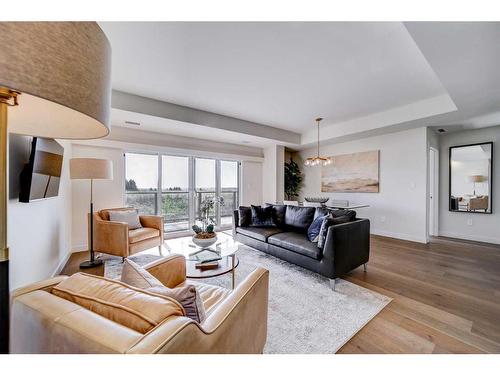 421-102 Scenic Drive North, Lethbridge, AB - Indoor Photo Showing Living Room