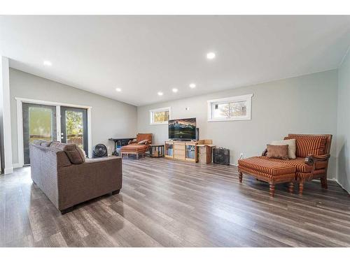 921 12A Street North, Lethbridge, AB - Indoor Photo Showing Living Room