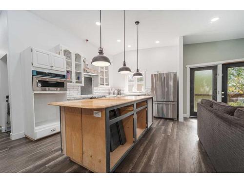 921 12A Street North, Lethbridge, AB - Indoor Photo Showing Kitchen With Upgraded Kitchen