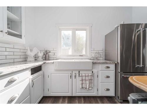 921 12A Street North, Lethbridge, AB - Indoor Photo Showing Kitchen With Upgraded Kitchen