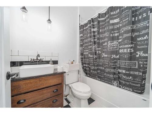 921 12A Street North, Lethbridge, AB - Indoor Photo Showing Bathroom