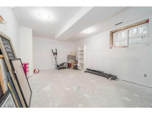 921 12A Street North, Lethbridge, AB - Indoor Photo Showing Other Room