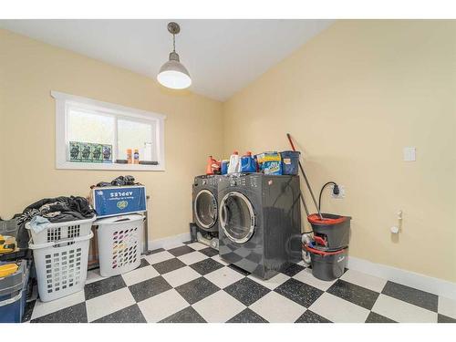 921 12A Street North, Lethbridge, AB - Indoor Photo Showing Laundry Room