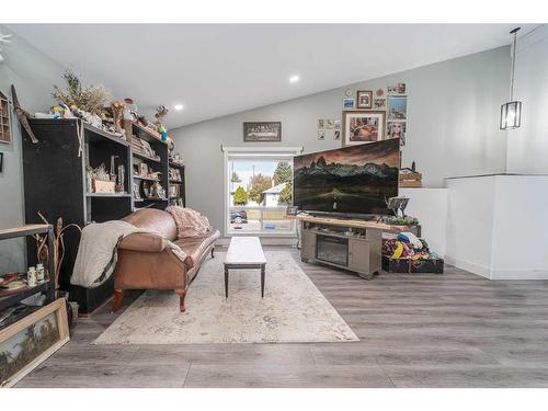 921 12A Street North, Lethbridge, AB - Indoor Photo Showing Living Room