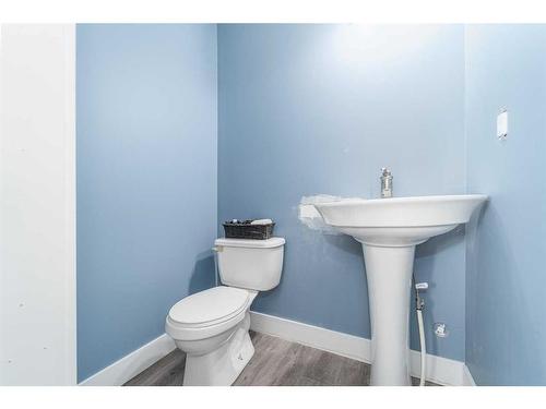 921 12A Street North, Lethbridge, AB - Indoor Photo Showing Bathroom