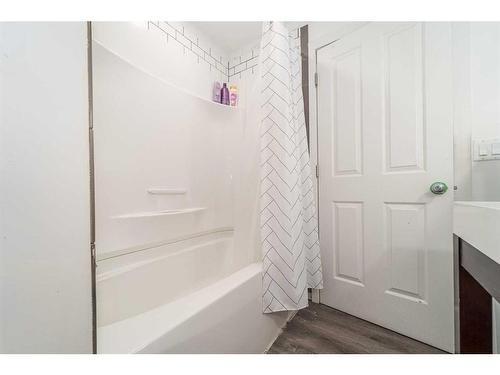 921 12A Street North, Lethbridge, AB - Indoor Photo Showing Bathroom