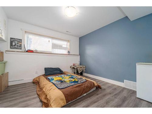 921 12A Street North, Lethbridge, AB - Indoor Photo Showing Bedroom