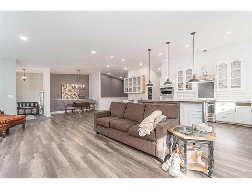 921 12A Street North, Lethbridge, AB - Indoor Photo Showing Living Room