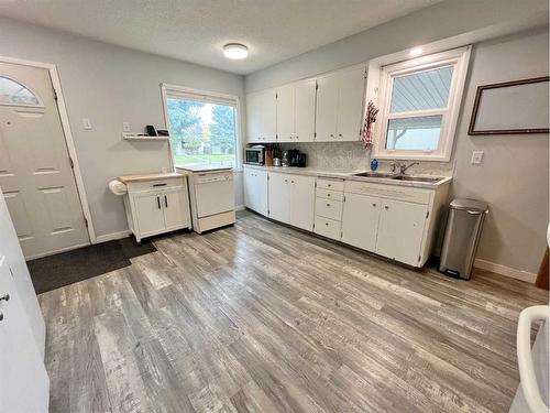 2420 14 Avenue South, Lethbridge, AB - Indoor Photo Showing Kitchen With Double Sink