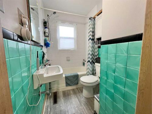 2420 14 Avenue South, Lethbridge, AB - Indoor Photo Showing Bathroom