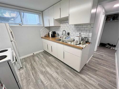 2420 14 Avenue South, Lethbridge, AB - Indoor Photo Showing Kitchen