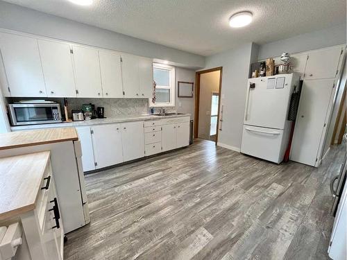 2420 14 Avenue South, Lethbridge, AB - Indoor Photo Showing Kitchen