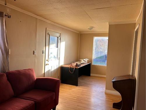 7046 18 Avenue, Coleman, AB - Indoor Photo Showing Living Room