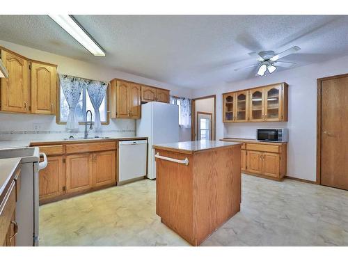 206 2 Avenue, Warner, AB - Indoor Photo Showing Kitchen