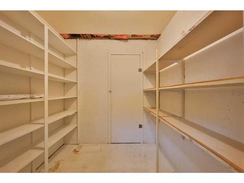 206 2 Avenue, Warner, AB - Indoor With Storage