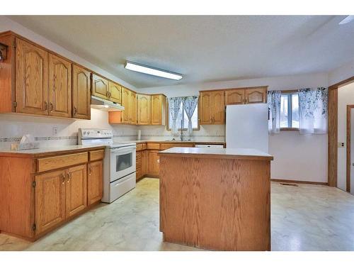 206 2 Avenue, Warner, AB - Indoor Photo Showing Kitchen With Double Sink