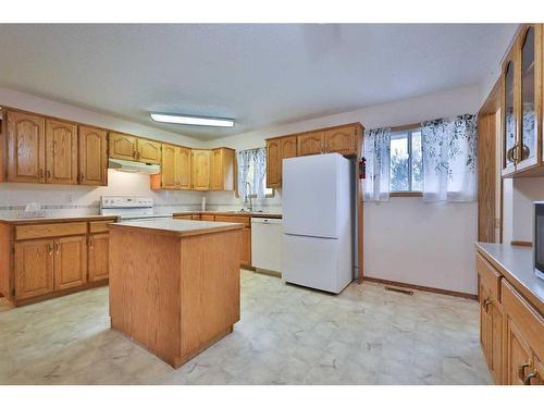 206 2 Avenue, Warner, AB - Indoor Photo Showing Kitchen