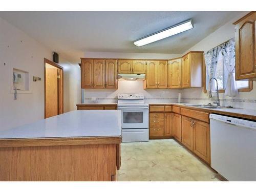 206 2 Avenue, Warner, AB - Indoor Photo Showing Kitchen With Double Sink