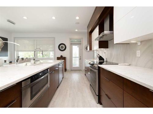 87 Jessie Robinson Close North, Lethbridge, AB - Indoor Photo Showing Kitchen With Upgraded Kitchen