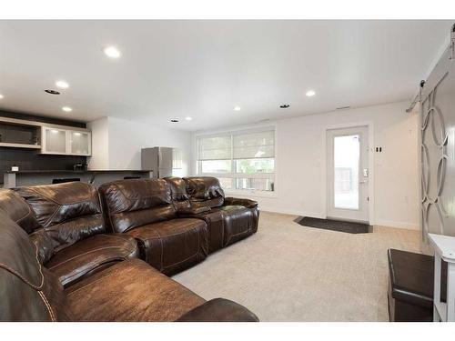 87 Jessie Robinson Close North, Lethbridge, AB - Indoor Photo Showing Living Room