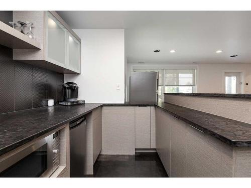 87 Jessie Robinson Close North, Lethbridge, AB - Indoor Photo Showing Kitchen